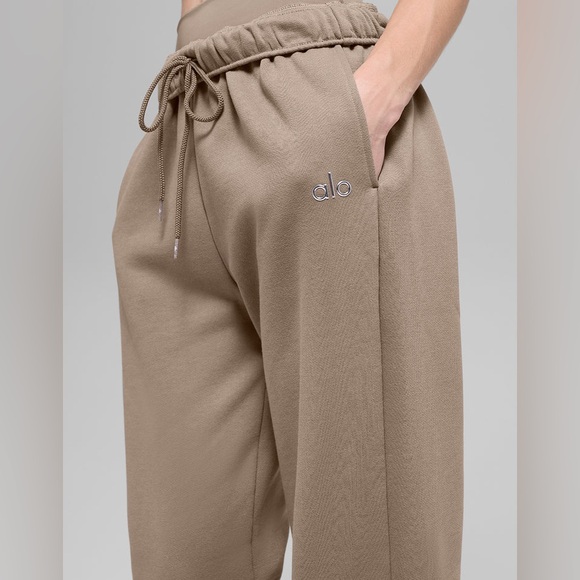 NWT Alo Accolade Straight Leg Sweatpant Gravel Size Medium - Picture 2 of 4